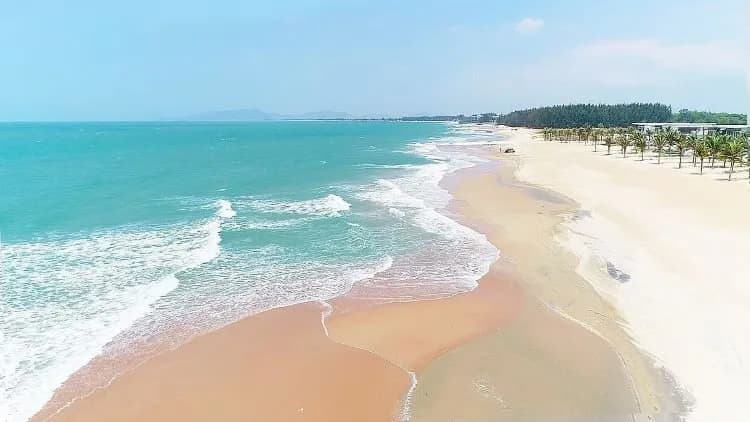 Chi Linh Beach - 죽은 구석없이 아름다운 해안선과 함께 몰 수