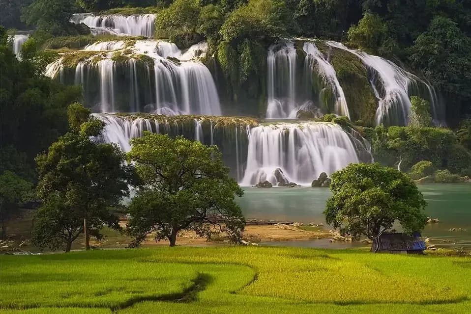 국경의 양쪽에서 Majestic Ban Gioc Waterfall 발견