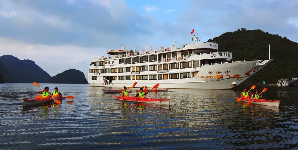 Kayaking 에 Ha Long Bay