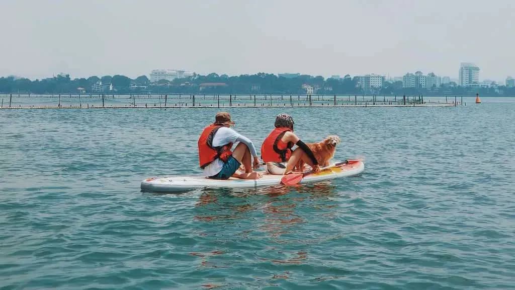 Windy West Lake에서 Kayaking 경험