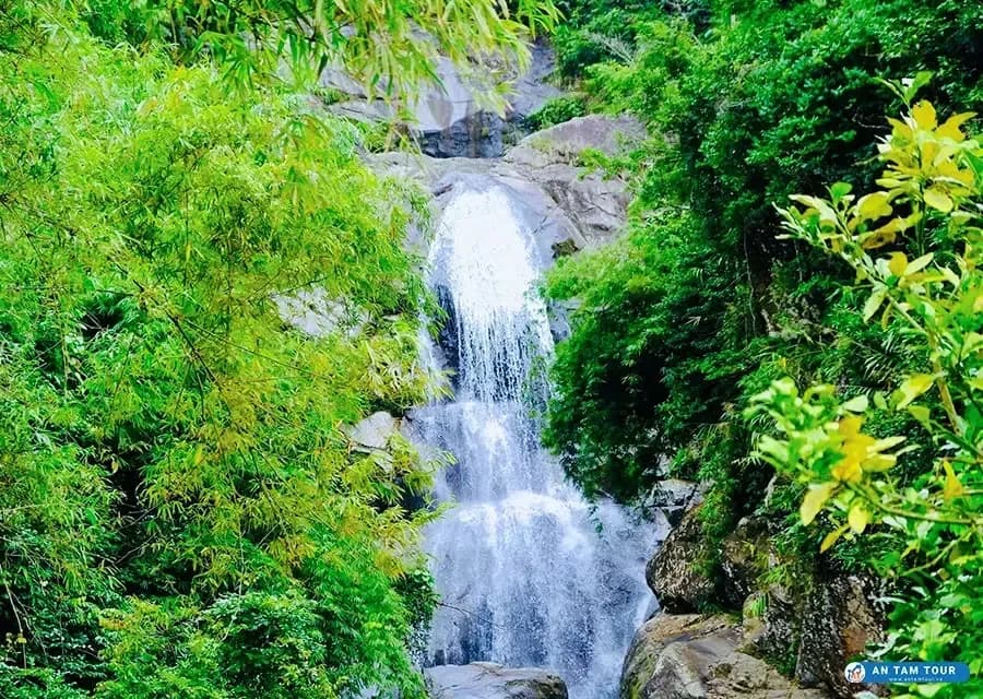 9-Level Waterfall - 녹색 숲의 심장에 자연 걸작