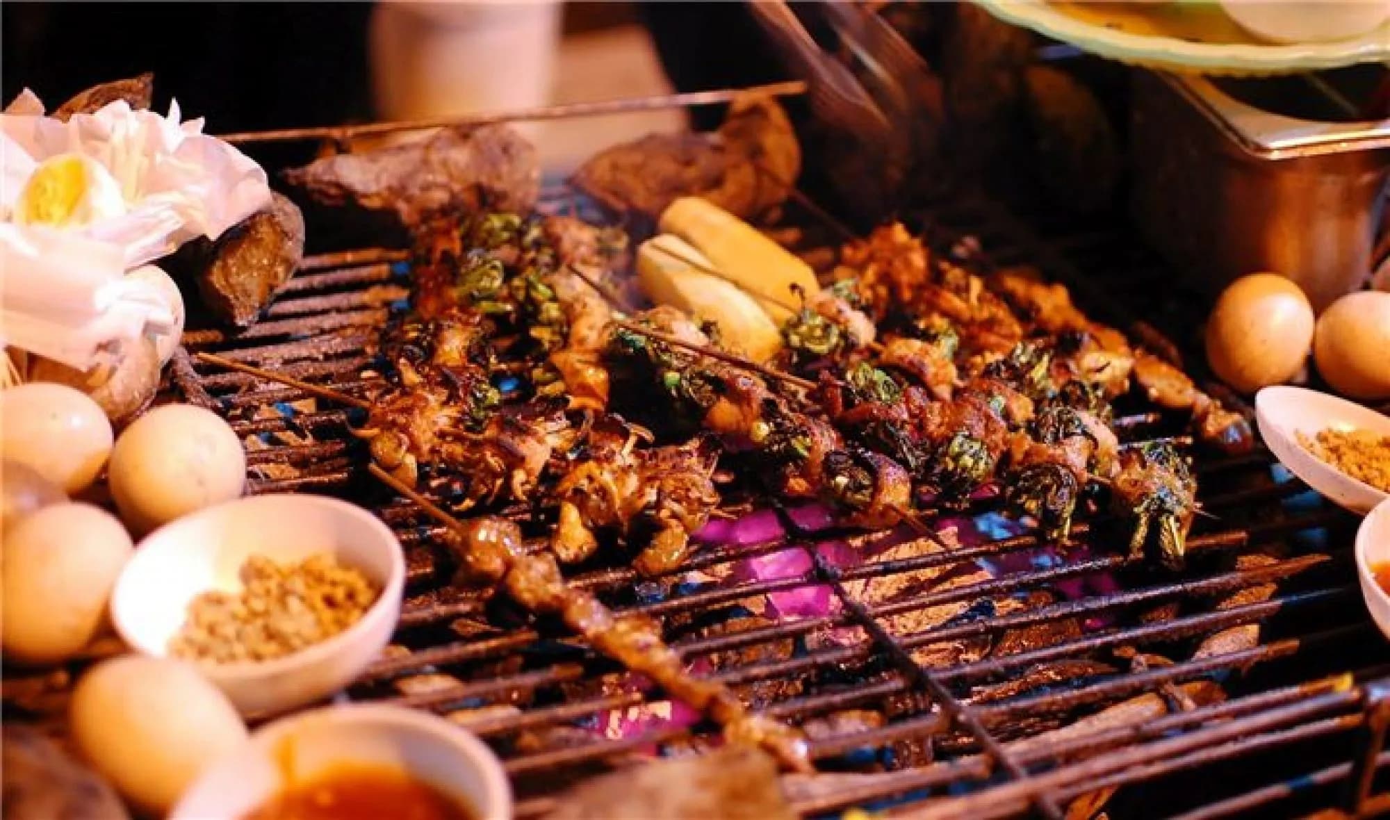 꿀-marinated 검은 닭 - Sapa 특선은 관광객을 유치