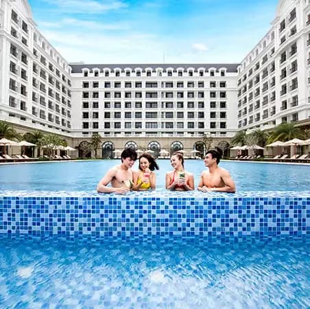 Bể bơi chính của vinpearl vinholidays fiesta phu quoc