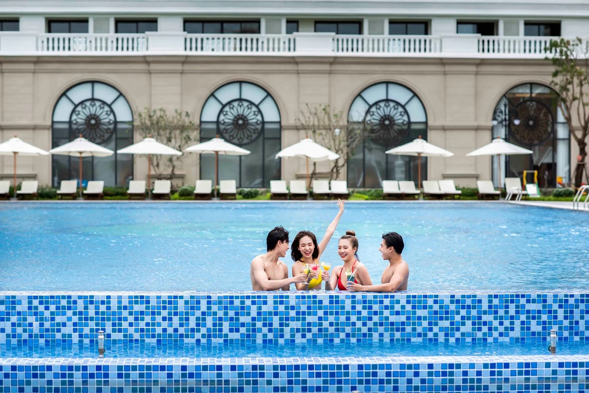 Khách hàng bơi tại bể bơi của Vinholidays fiesta phu quoc