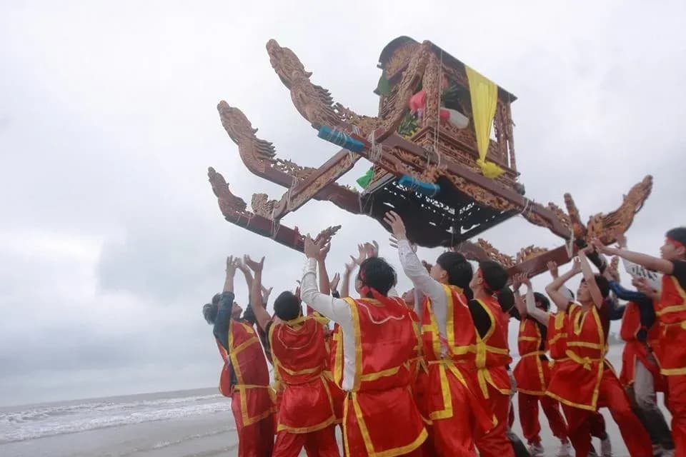 그룹은 Con Temple, Nghe An에서 전통 축제 중 palanquin을 들어갑니다.