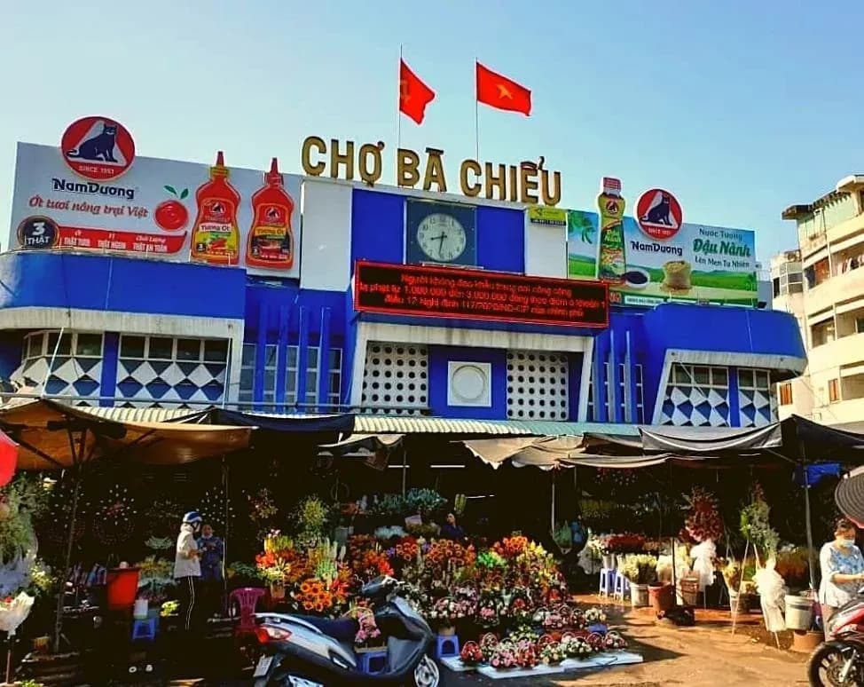 Saigon의 Ba Chieu Market은 독특한 푸른 입구와 눈에 띄는 간판으로 나뉩니다.