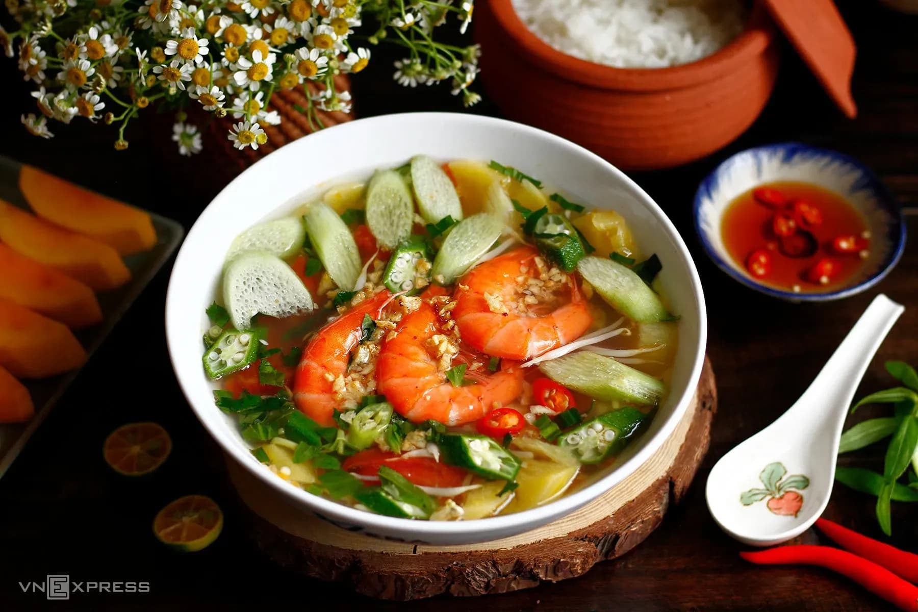 오크라, 토마토, 파인애플과 같은 신선한 재료와 다채로운 새우 수프.