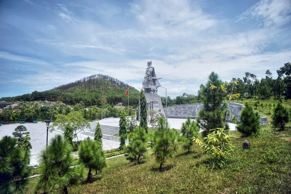 Nui-Ban-Hue---Di-tich-lich-su--chung-nhan-cho-hao-khi-Tay-Son_núi bân huế 1.jpg
