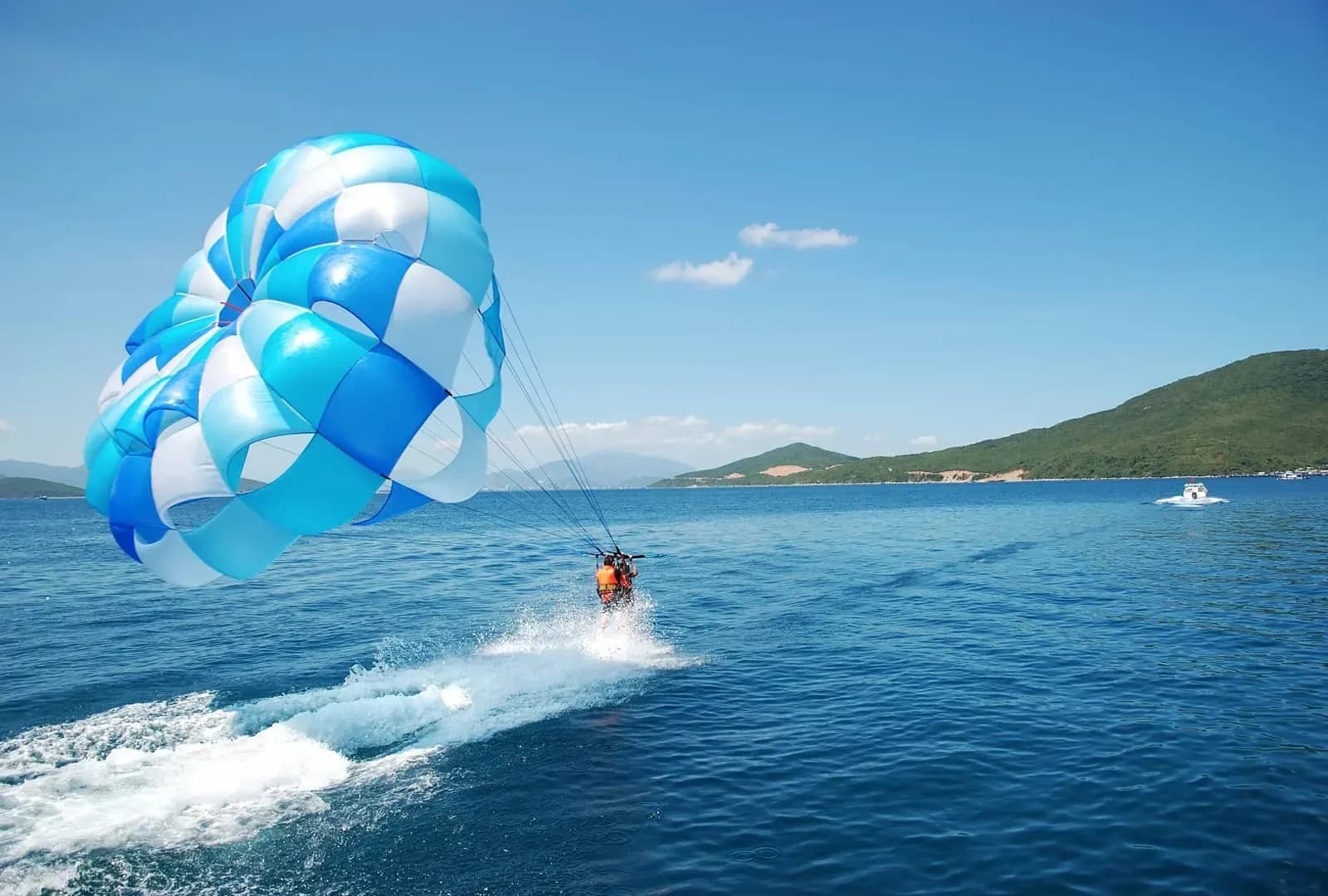 Paragliding Nha Trang: Immerse Yourself in the Sea Paradise 🪂