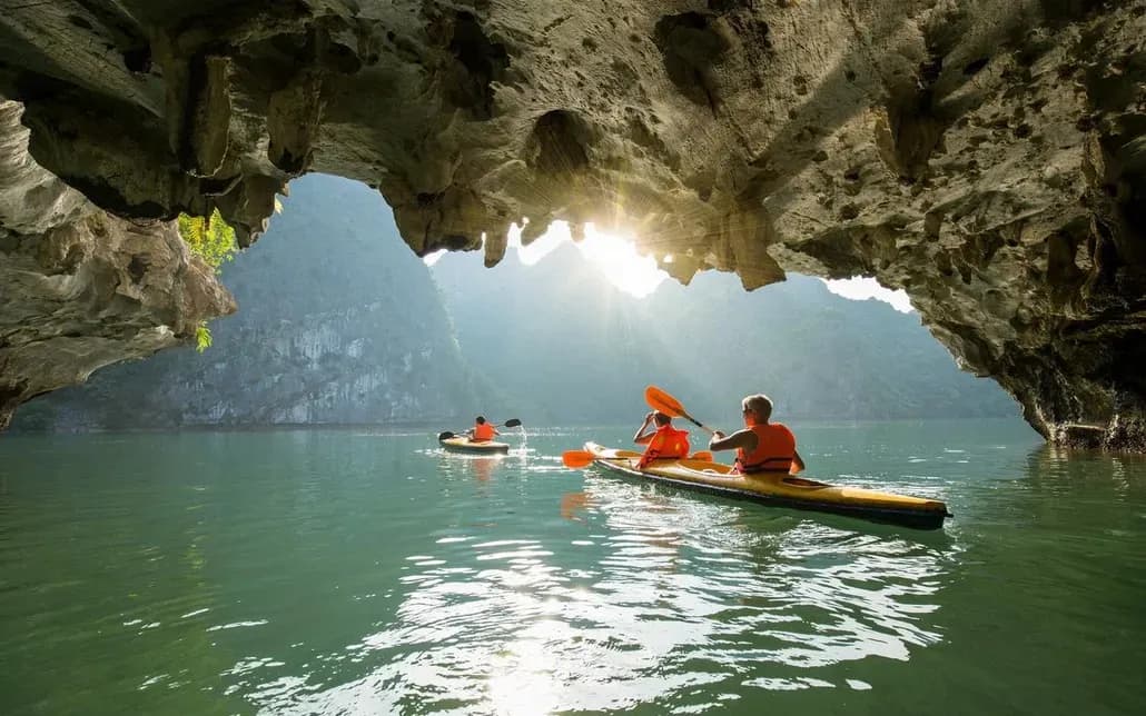 Ha Long 소개 베이 에 kayaks