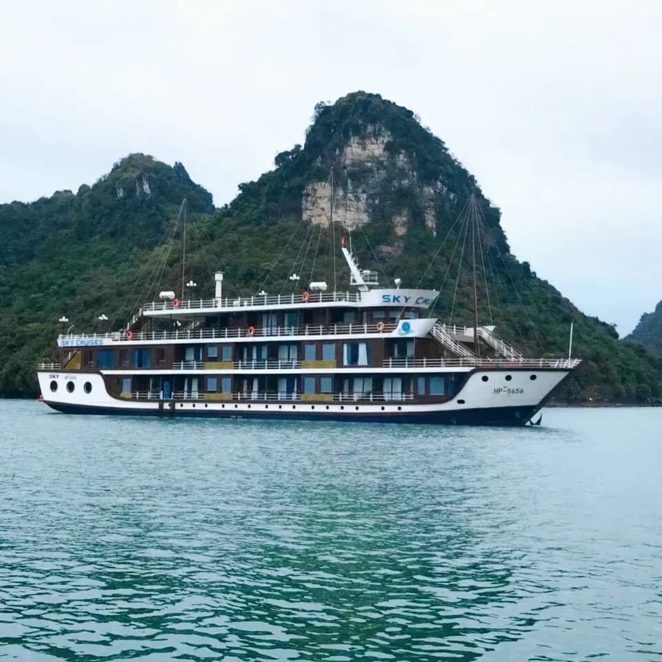 Sky Cruises Lan Ha Bay의 산과 turquoise 물에 크루즈