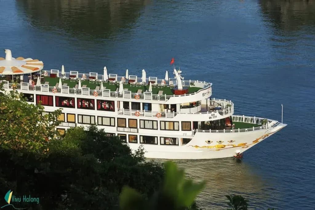 Du thuyền Starlight trên vịnh Hạ Long.