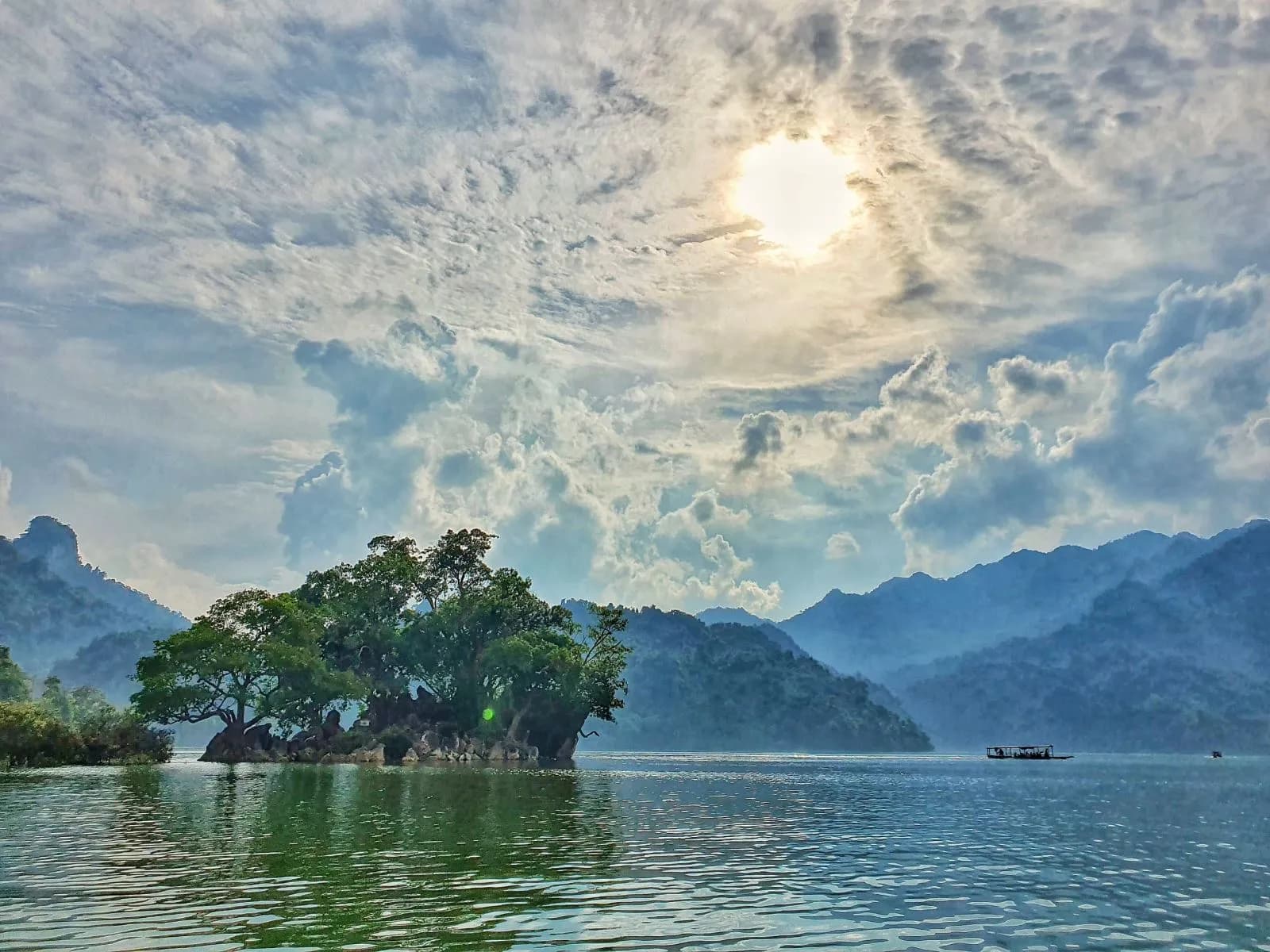 Thuong-thuc-bi-xanh-thom-va-trai-nghiem-du-lich-ho-Ba-Be-cung-_Hồ Ba Bể 1.jpg