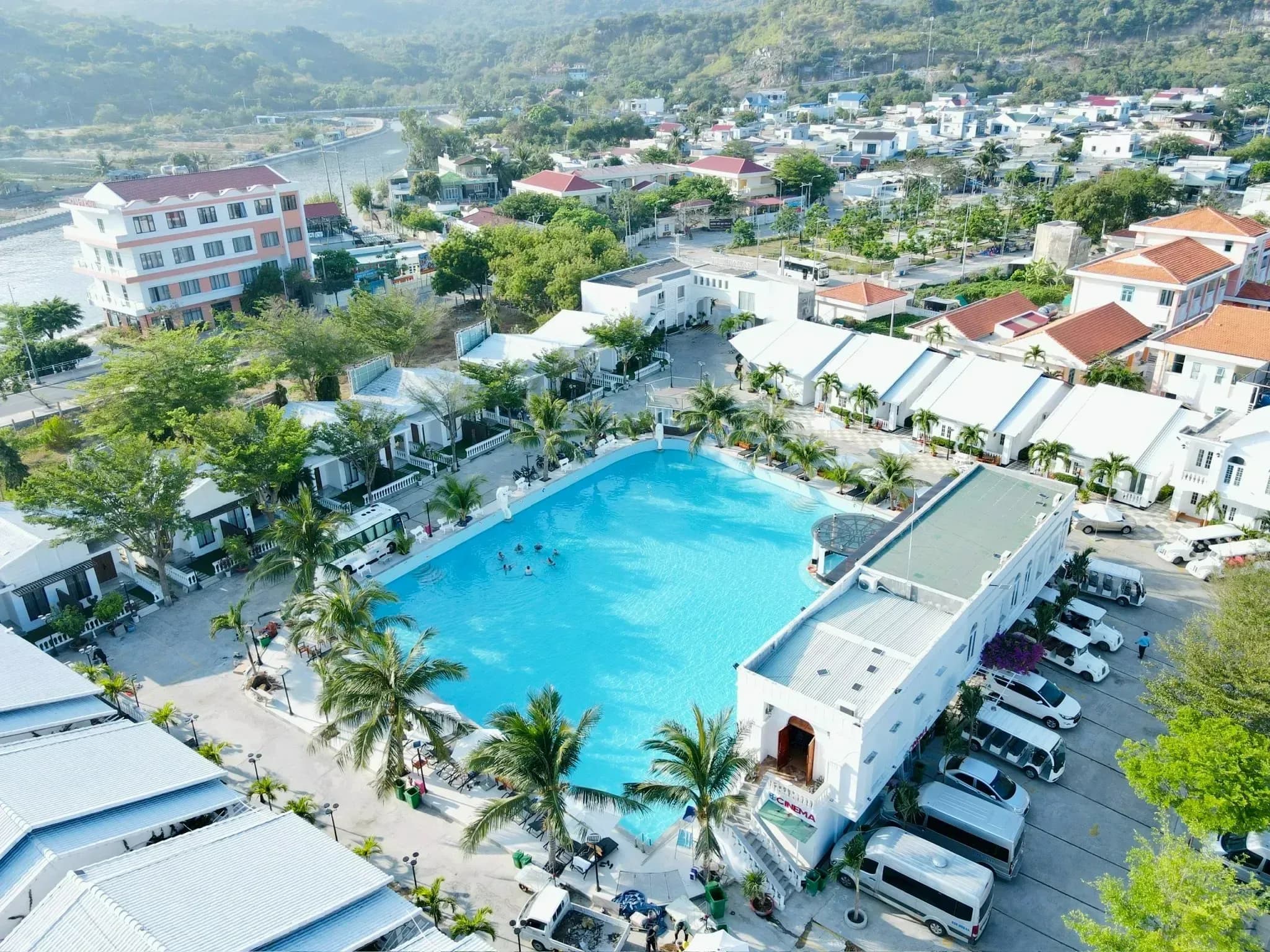 Vinh Hy Resort: 큰 수영장과 멋진 경치를 갖춘 고급스러운 휴양지.