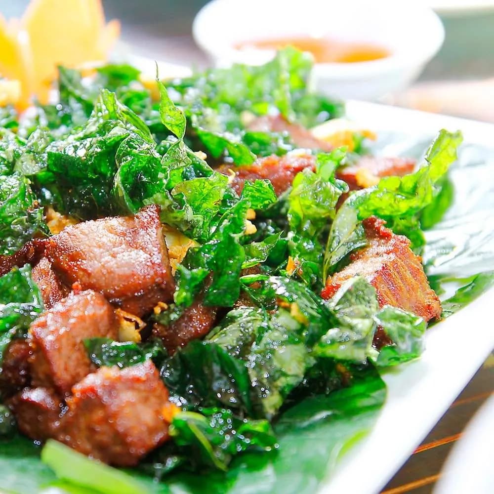 Quang Binh에서 야생 대나무 잎이있는 Stir-fried buffalo 고기, 완벽한 조합
