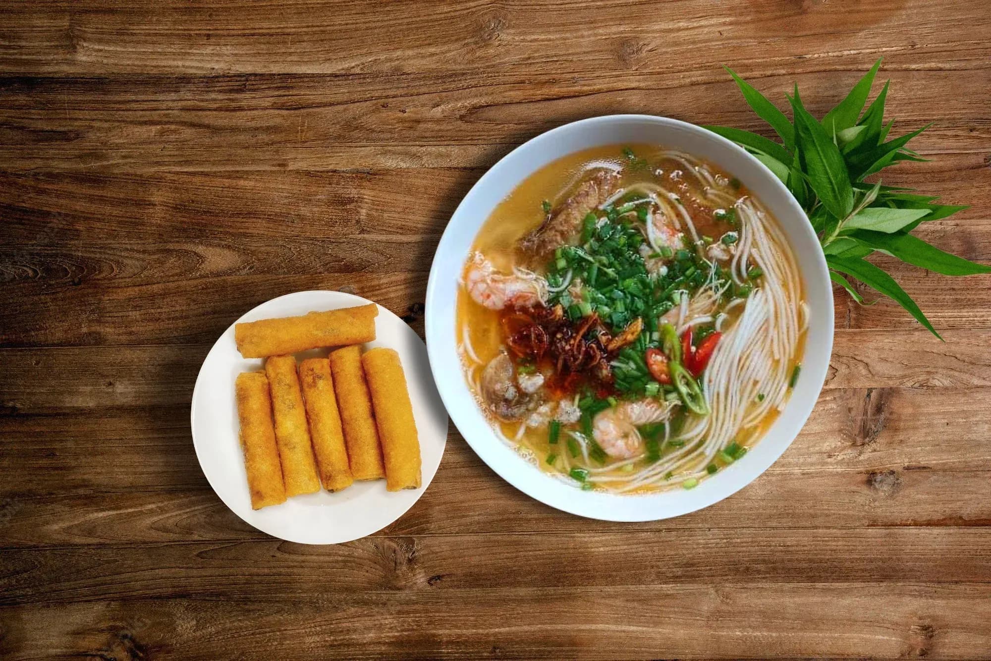 Quang Binh porridge의 그릇과 나무로 되는 배경에 튀겨진 목록, 녹슬지 않는 요리 vibes.