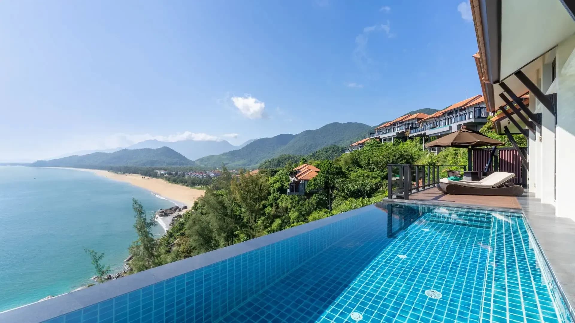 Banyan Tree Lăng Cô Resort features breathtaking sea views and luxury design amidst nature.