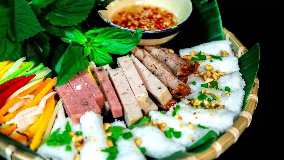 Bánh hỏi heo quay thơm ngon, hòa quyện cùng rau xanh tươi mát.
